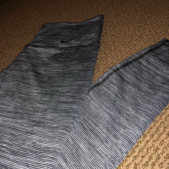 Nike Dri-Fit Legendary Leggings - Picture 4 of 5